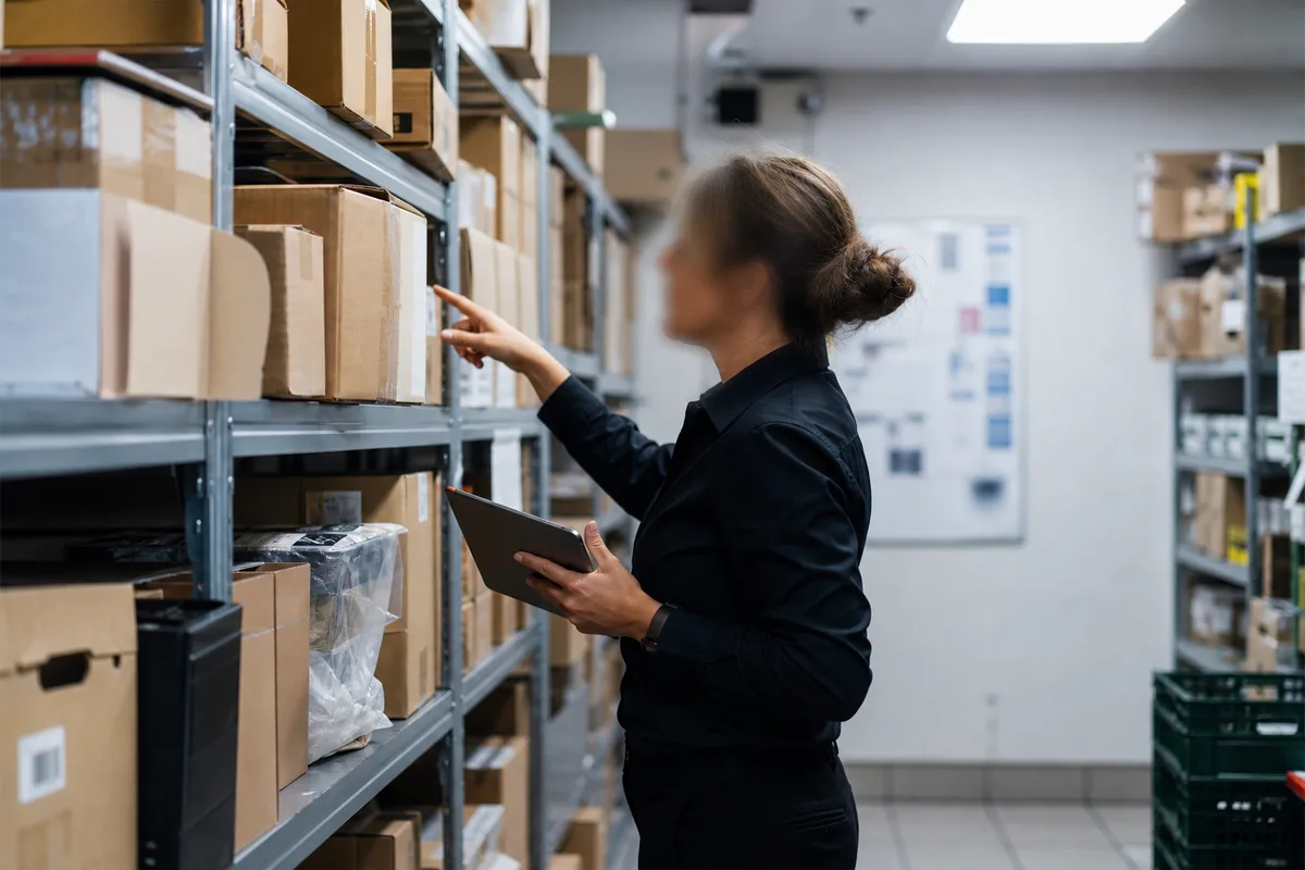 Manager d&rsquo;un restaurant rapide vérifiant les stocks et le planning de son équipe